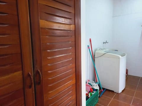 Casa há 250 m da praia, com piscina em Massaguaçu House in Caraguatatuba