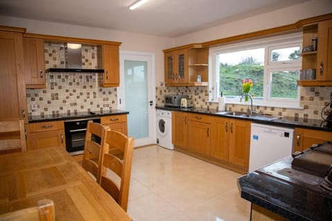 Kitchen or kitchenette, Dining area, dishwasher, minibar, pet friendly, stove, toaster