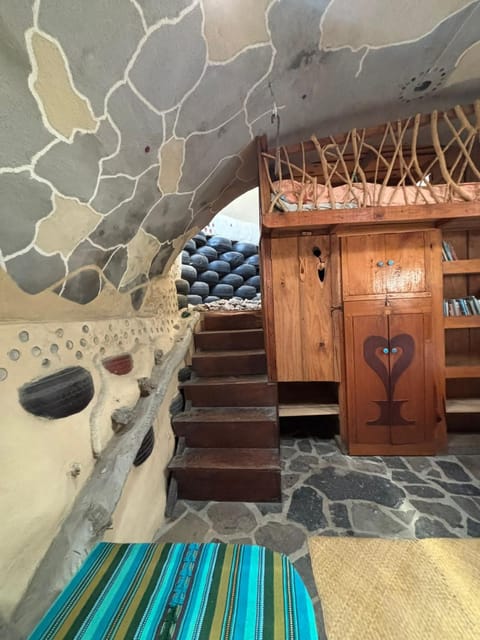 Earthship 3 levels apartment starboard cabin with lake view Casa de campo in Sololá Department