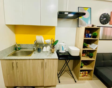 Renovated Plumera Condo Near Mactan Airport, Mall and School Apartment in Lapu-Lapu City