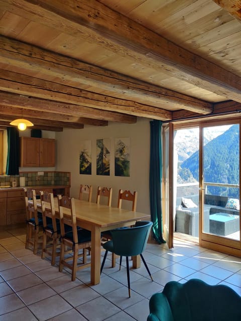 Kitchen or kitchenette, Dining area, Mountain view