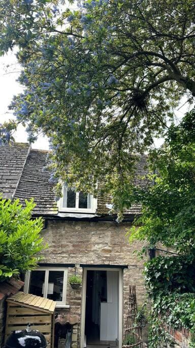 Grade II listed Cottage in Oundle with private courtyard House in Huntingdonshire District