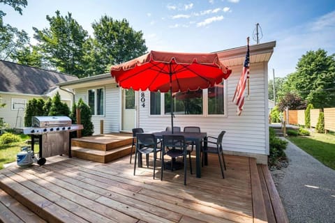 Urban Gem: Minutes to Beach & Downtown W/Hot tub! House in Traverse City