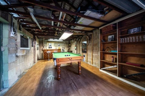 Billiard, Game Room