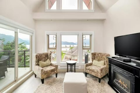 Penthouse Lake Home - 3BR w/Amazing View & Deck! Condo in Harrison Hot Springs
