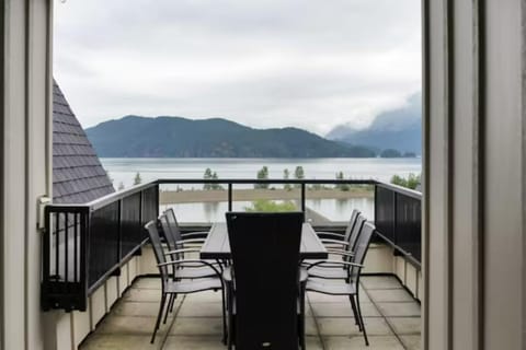 Penthouse Lake Home - 3BR w/Amazing View & Deck! Eigentumswohnung in Harrison Hot Springs
