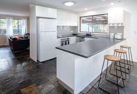 Chat for discounts - Canopy House in Upper Coomera