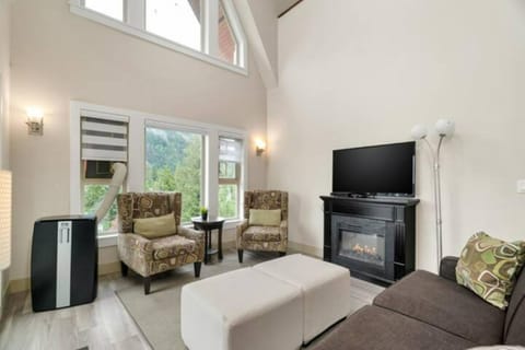 Modern 4BR Penthouse w/Lake Views & Rooftop Deck Condominio in Harrison Hot Springs