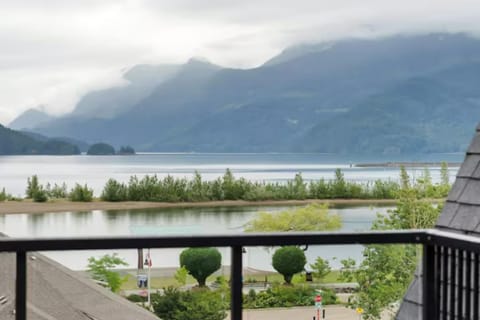 Modern 4BR Penthouse w/Lake Views & Rooftop Deck Condo in Harrison Hot Springs
