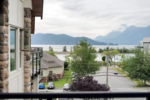 3BR Lakeside Dream Penthouse with Roof Deck Views Condo in Harrison Hot Springs