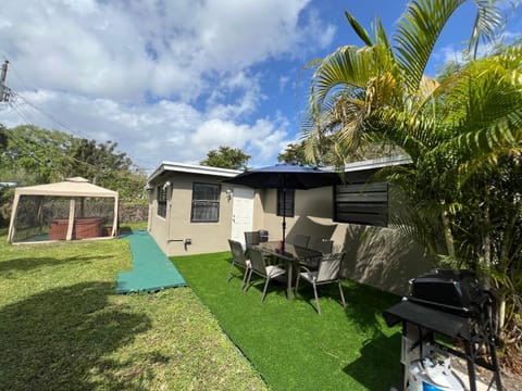 Beautiful 3 Bedroom house in Dania Beach! Hot Tub and Great Location! House in Dania Beach