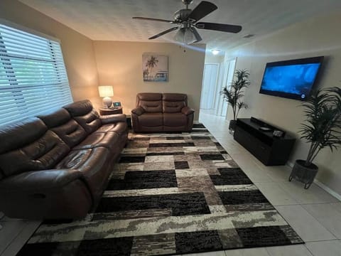 Beautiful 3 Bedroom house in Dania Beach! Hot Tub and Great Location! House in Dania Beach