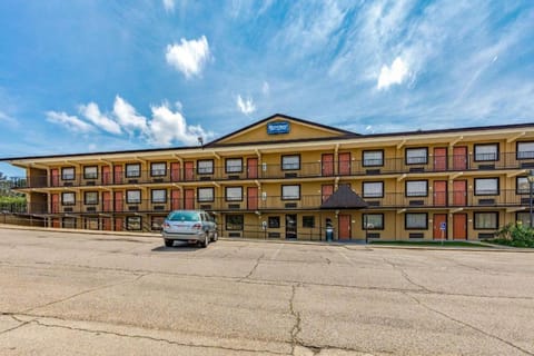 Rodeway Inn & Suites Hotel in Tupelo