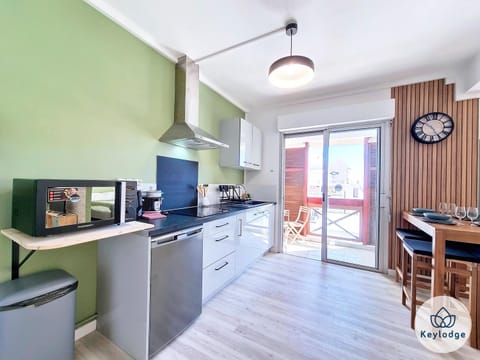 Dining area, minibar, kitchen