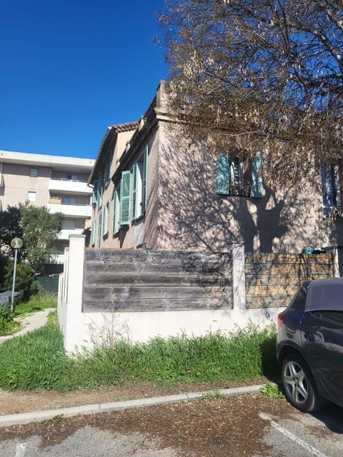 Top studio + Parking + Wifi Apartment in Toulon