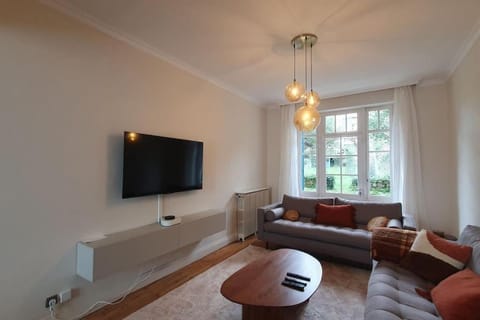 Communal lounge/ TV room, TV and multimedia, Living room, Seating area, internet