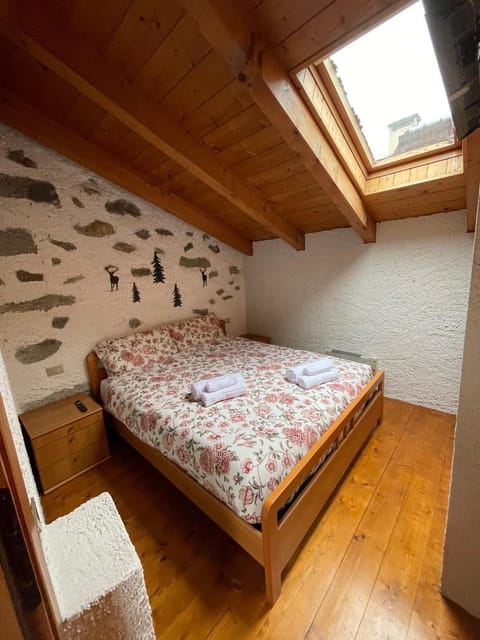 Bed, Night, Photo of the whole room, Bedroom, locker, locker