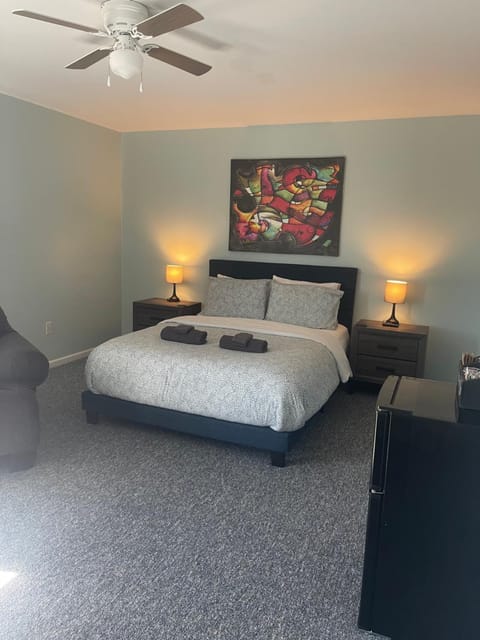 Private Master-bedroom with private bath Vacation rental in Linden