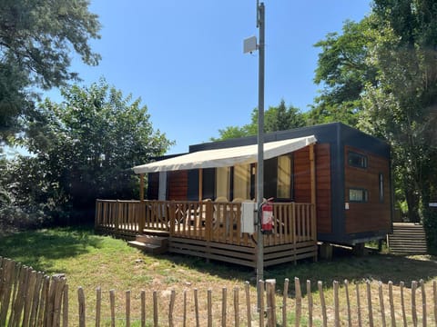 MobilHome Comfort XL (37m2) : 2 Chambres (6 personnes) - 2 SDB - Clim centralisée - TV - Terrasse balcon Campeggio /
resort per camper in La Roque-d'Anthéron