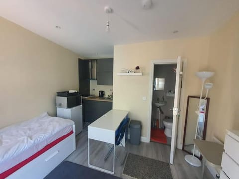 Private Ensuite Room with Kitchenette Apartment in Dublin