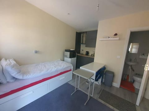 Private Ensuite Room with Kitchenette Apartment in Dublin