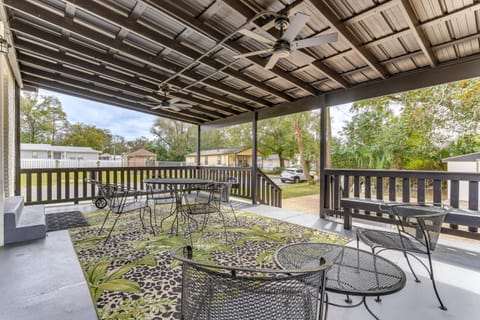 Pensacola Home with Covered Patio 1 Mi to Downtown! Casa in Pensacola