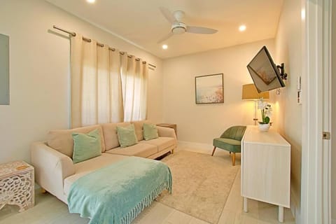 Chic Retreat: 2BR, 4 Min Walk to Beach Condo in West Bay