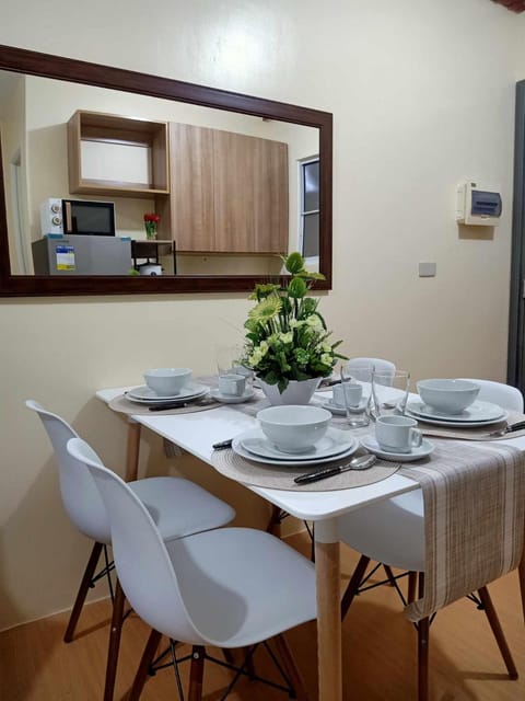 Coho The Hermosa - Staycation Studio Unit and Balcony View with Swimming Pool and Open Court access Apartment in Las Pinas