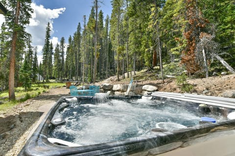 Alpine View Lodge: Mountain Views, Hot Tub, Dog Friendly House in Blue River