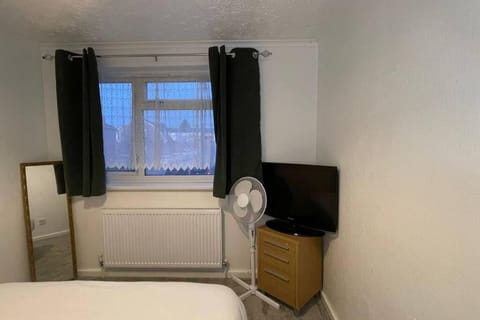 M6 Jct 10, 2 Bed House Wolverhampton-Walsall House in Walsall