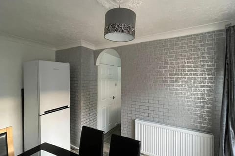 M6 Jct 10, 2 Bed House Wolverhampton-Walsall House in Walsall
