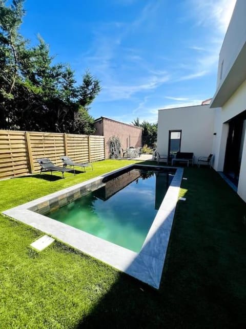 Garden, Garden view, Pool view, Swimming pool, sunbed