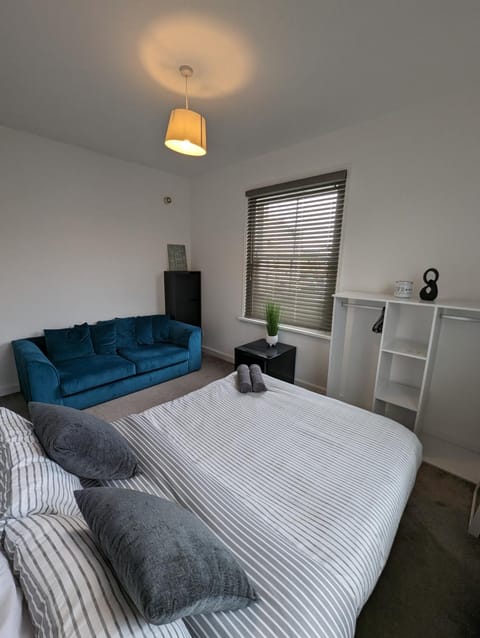 2 bedroom apartment in Gravesend 10 mins walk from train station with free parking Apartamento in Gravesend