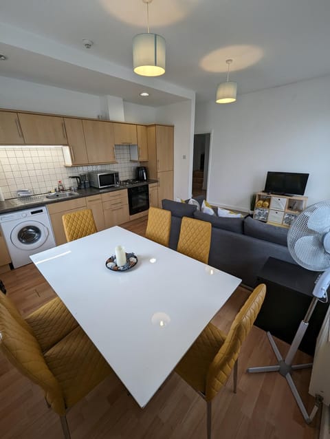 2 bedroom apartment in Gravesend 10 mins walk from train station with free parking Apartamento in Gravesend