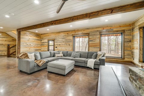 Grand Broken Bow Cabin with Hot Tub and Spacious Deck! House in Oklahoma