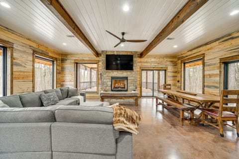 Grand Broken Bow Cabin with Hot Tub and Spacious Deck! House in Oklahoma