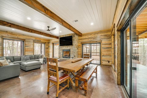 Grand Broken Bow Cabin with Hot Tub and Spacious Deck! House in Oklahoma