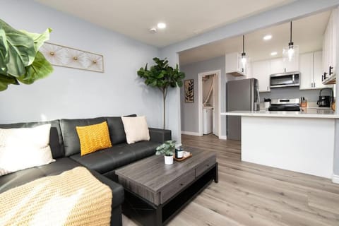Lovely 3bedroom condo with free parking on premise Copropriété in East Los Angeles