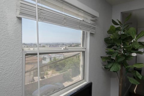 Lovely 2bedroom condo with free parking on premise Condominio in East Los Angeles