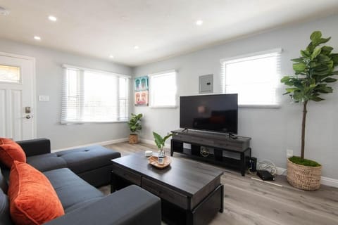 Lovely 2bedroom condo with free parking on premise Condo in East Los Angeles