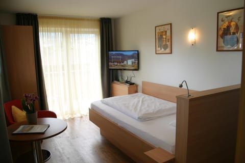 Bed, Day, TV and multimedia, Photo of the whole room, Decorative detail