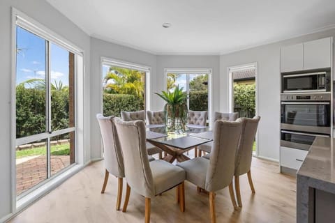 Exclusive Luxury Oasis - Tumbi Umbi NSW House in Berkeley Vale