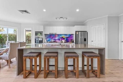 Exclusive Luxury Oasis - Tumbi Umbi NSW Haus in Berkeley Vale