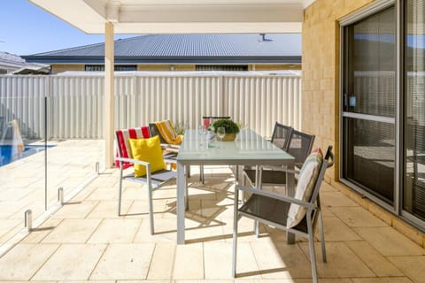 Belmont Beauty - Relaxing Poolside Stay for Families Villa in Perth