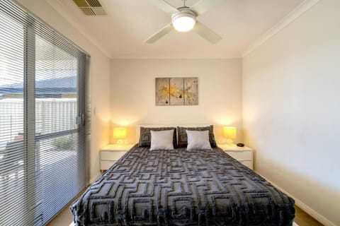 Belmont Beauty - Relaxing Poolside Stay for Families Chalet in Perth