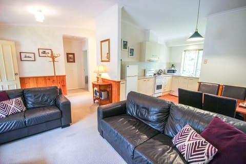 Kitchen or kitchenette, Living room, Seating area, Dining area, minibar, pet friendly, stove