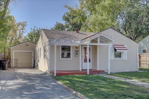 Comfy bungalow and fast Wi-Fi! Haus in Arvada
