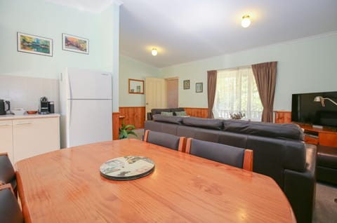 Silver Birches Holiday Village - Unit 3 House in Porepunkah