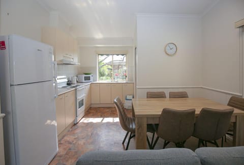 Kitchen or kitchenette, Living room, Seating area, Dining area, minibar, pet friendly, stove