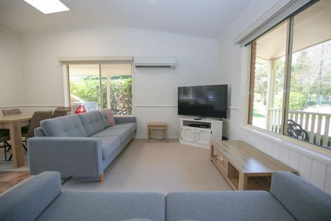 TV and multimedia, Living room, Seating area, air conditioner